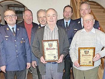 Ludwig Schiffauer ist neues Ehrenmitglied der Feuerwehr Kupferberg, Franz Rucker wurde für 60 Jahre Mitgliedschaft gedankt. Unser Bild zeigt (von links) Ehrenkreisbrandinspektor Franz Gareis, Kommandant Michael Hain, 2. Vorsitzenden Daniel Nikol, Bürgermeister Alfred Kolenda, Kreisbrandinspektor Horst Tempel, Ludwig Schiffauer, Vorsitzenden Michael Hain, Kreisbrandmeister Yves Wächter, Franz Rucker und Ehrenkreisbrandmeister Karl Schott. Es fehlen wegen Krankheit Martin Hain und Alfred Zapf. ...