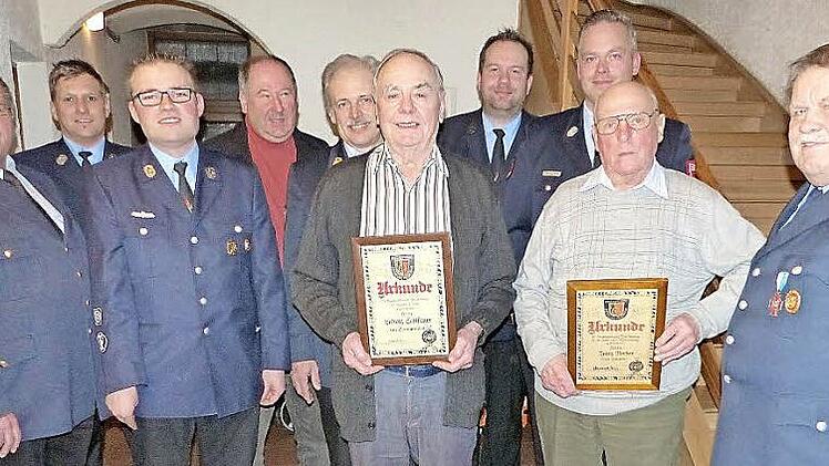 Ludwig Schiffauer ist neues Ehrenmitglied der Feuerwehr Kupferberg, Franz Rucker wurde für 60 Jahre Mitgliedschaft gedankt. Unser Bild zeigt (von links) Ehrenkreisbrandinspektor Franz Gareis, Kommandant Michael Hain, 2. Vorsitzenden Daniel Nikol, Bürgermeister Alfred Kolenda, Kreisbrandinspektor Horst Tempel, Ludwig Schiffauer, Vorsitzenden Michael Hain, Kreisbrandmeister Yves Wächter, Franz Rucker und Ehrenkreisbrandmeister Karl Schott. Es fehlen wegen Krankheit Martin Hain und Alfred Zapf. ...