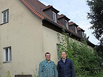 Andreas Hack (l.) und Christian Hetz vor dem alten Schulhaus in Hagenbach Foto: Carmen Schwind