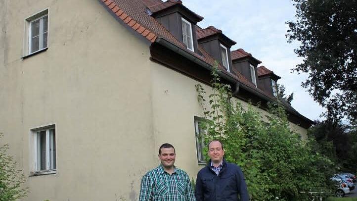 Andreas Hack (l.) und Christian Hetz vor dem alten Schulhaus in Hagenbach Foto: Carmen Schwind