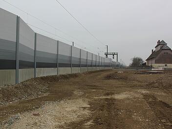 Ein Fremdkörper ist die heuer installierte Lärmschutzwand, die mitten durch Ebensfeld verläuft. Im Frühjahr sollen entlang der grauen Wände Bäume und Sträucher gepflanzt werden, um den hässlichen Anblick ein wenig zu verbessern. Foto: Matthias Einwag