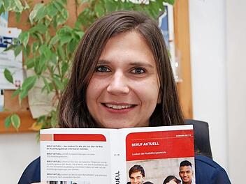Berufsberaterin Katharina Greiner wirft einen ersten Blick in das eben druckfrisch eingetroffene neue "Beruf aktuell". Foto: p