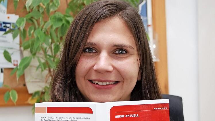 Berufsberaterin Katharina Greiner wirft einen ersten Blick in das eben druckfrisch eingetroffene neue "Beruf aktuell". Foto: p