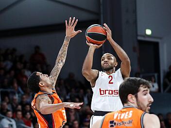 Matchwinner Ricky Hickman (r.), hier beim Wurf gegen Valencias Aufbauspieler Erick Green, hatte bereits zur Pause 17 Punkte auf seinem Konto. Fotos: Daniel Löb