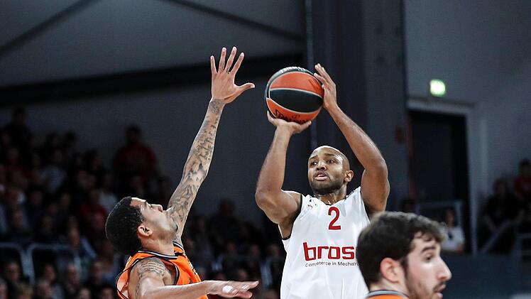 Matchwinner Ricky Hickman (r.), hier beim Wurf gegen Valencias Aufbauspieler Erick Green, hatte bereits zur Pause 17 Punkte auf seinem Konto. Fotos: Daniel Löb