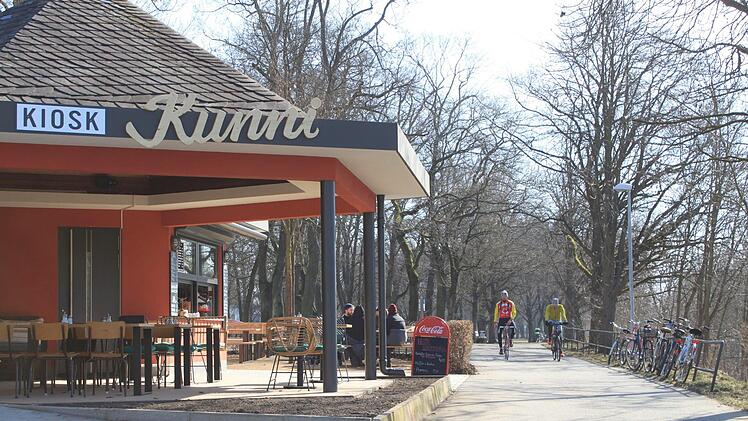Als Einkehrm&ouml;glichkeit f&uuml;r Radfahrer wurde der Kiosk seit Beginn der Sanierung schmerzlich vermisst.Jann Weckel