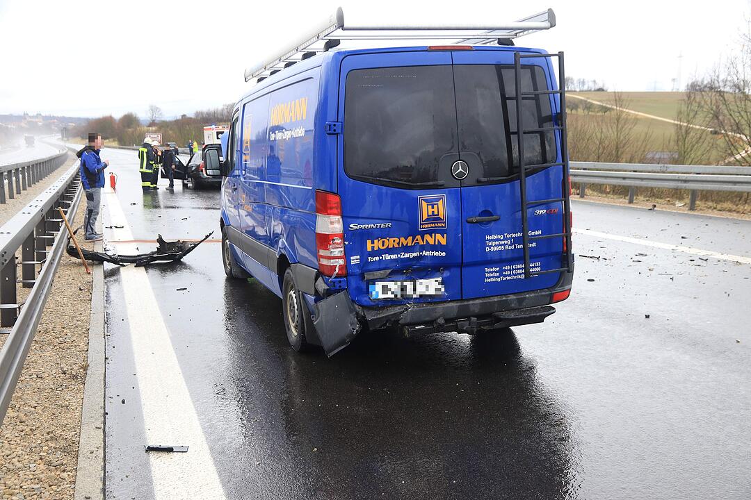 Bilder: Auto gegen Lkw geschleudert - Unfallserie auf der A70