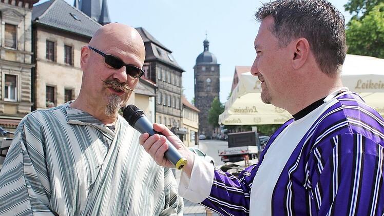 Interview mit einem Verstorbenen: Als Lazarus (l.) gab Antonio Koch Fragesteller Martin Limmer launig Auskunft.