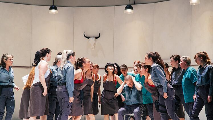 In der Neuinszenierung und im Bühnenbild von Alexander Müller-Elmau feiert die Oper "Carmen" von Georges Bizet" ihre Premiere am Landestheater Coburg.Foto: Sebastian Buff