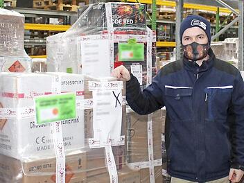 Max Schütz, einer der Firmenchefs von Feuerwerk Röder, vor fertig gepackten Bestellungen in der Lagerhalle Foto: Evi Seeger