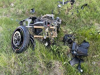In Ansbach wurde ein Motorradfahrer von einem Auto erfasst und schwer verletzt.