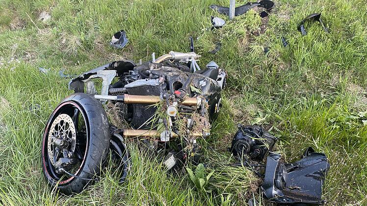 In Ansbach wurde ein Motorradfahrer von einem Auto erfasst und schwer verletzt.
