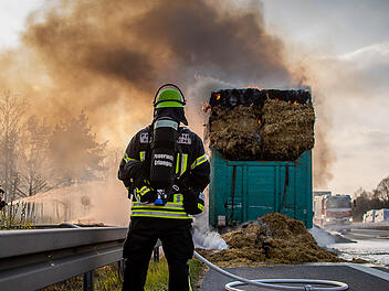A3 bei Erlangen: Gro&szlig;e Rauchwolke und Stau nach Lkw-Brand - Anh&auml;nger mit Stroh f&auml;ngt Feuer
