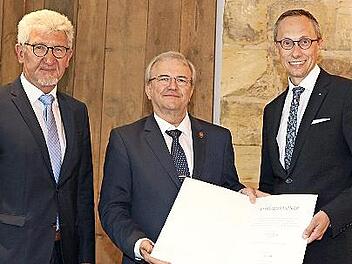 Rainer Lang (M.) wurde im Rahmen seiner Abschiedsfeier mit der Goldenen Ehrennadel des Genossenschaftsverbands Bayern ausgezeichnet; rechts Joachim Hausner, Vorstandsvorsitzender der VR-Bank Bamberg-Forchheim, links Günter Schuster, Aufsichtsratsv...