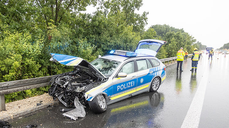 Polizeiauto total beschädigt: Einsatzfahrt endet in Leitplanke