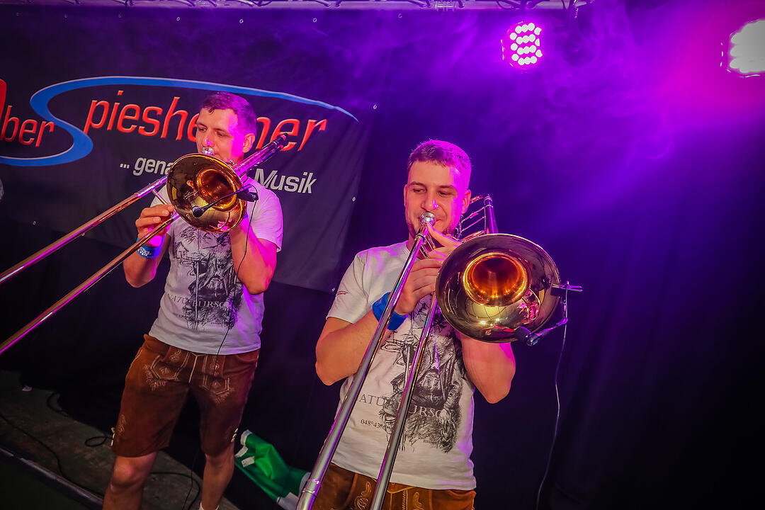Samstagsparty im Festzelt!