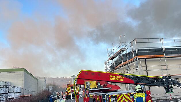 Brand in Lagerhalle - Feuerwehr im Gro&szlig;einsatz