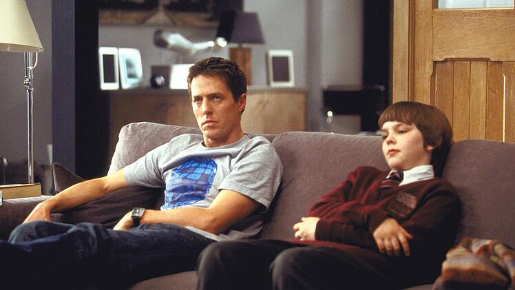 Seit Marcus (Nicholas Hoult, links) Will (Hugh Grant) kennen gelernt hat, taucht er Tag f&uuml;r Tag bei ihm auf, obwohl Will ihn alles andere als willkommen hei&szlig;t.