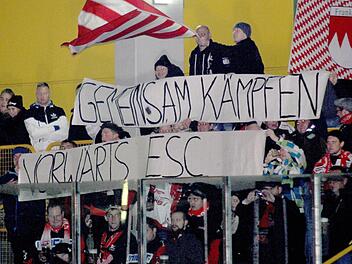 "Gemeinsam kämpfen, vorwärts ESC" fordern die treuen Fans der Haßfurter "Hawks". Sie hoffen wie alle Beteiligten darauf, dass sich der zuletzt gezeigte Aufwärtstrend beim Aufsteiger fortsetzt und nach zehn sieglosen Begegnungen gegen Dorfen und in Moosburg endlich wieder einmal ein paar Punkte eingefahren werden können.