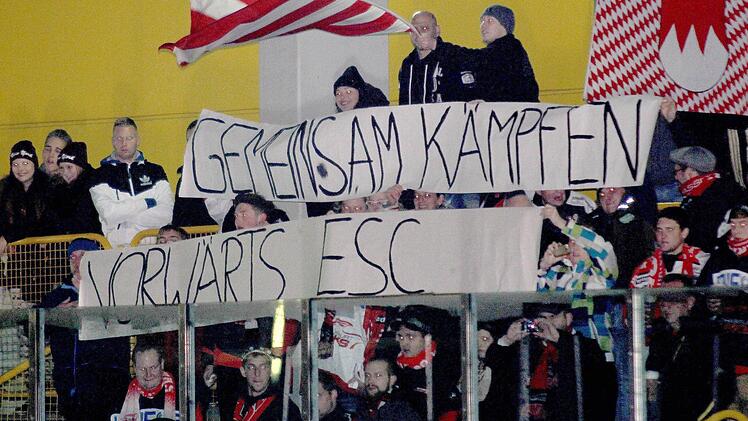 "Gemeinsam kämpfen, vorwärts ESC" fordern die treuen Fans der Haßfurter "Hawks". Sie hoffen wie alle Beteiligten darauf, dass sich der zuletzt gezeigte Aufwärtstrend beim Aufsteiger fortsetzt und nach zehn sieglosen Begegnungen gegen Dorfen und in Moosburg endlich wieder einmal ein paar Punkte eingefahren werden können.
