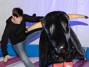 Und abgeworfen: Bullriding ist gar nicht so einfach.  Fotos: Klaus Gagel
