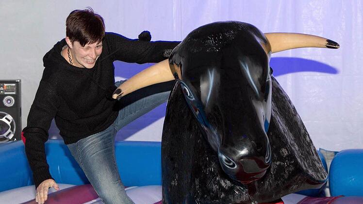 Und abgeworfen: Bullriding ist gar nicht so einfach.  Fotos: Klaus Gagel