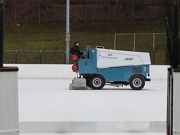 Eismeister Sergej Maier auf seiner Zamboni. Seit Sonntag läuft die Eiszeit auf der Kunsteisbahn. Fotos: Jochen Nützel