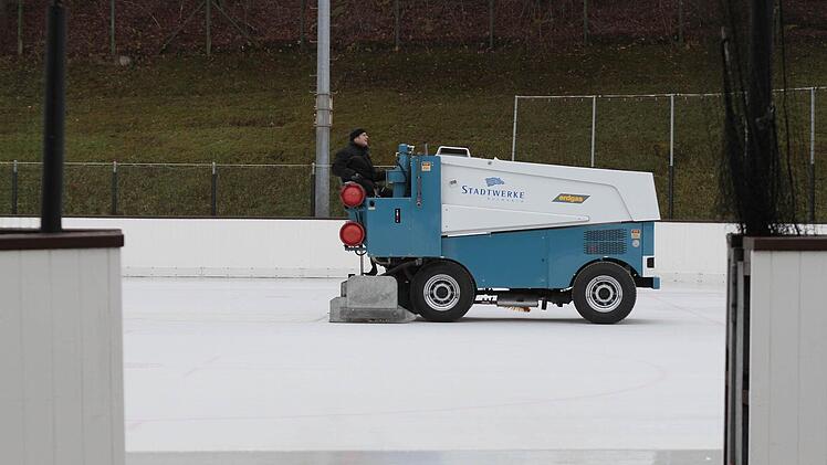 Eismeister Sergej Maier auf seiner Zamboni. Seit Sonntag läuft die Eiszeit auf der Kunsteisbahn. Fotos: Jochen Nützel