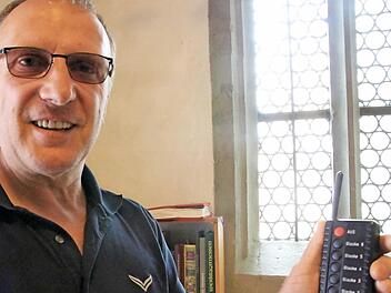 Norbert Düring kann die Glocken jetzt auch mit Fernbedienung in Gang setzen. Foto: Heike Beudert