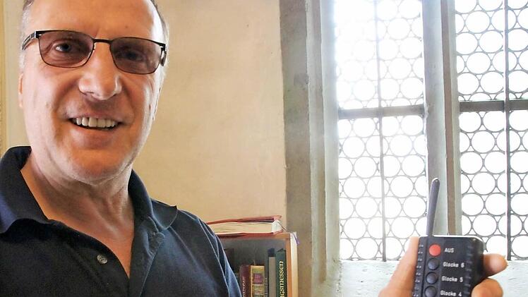 Norbert Düring kann die Glocken jetzt auch mit Fernbedienung in Gang setzen. Foto: Heike Beudert