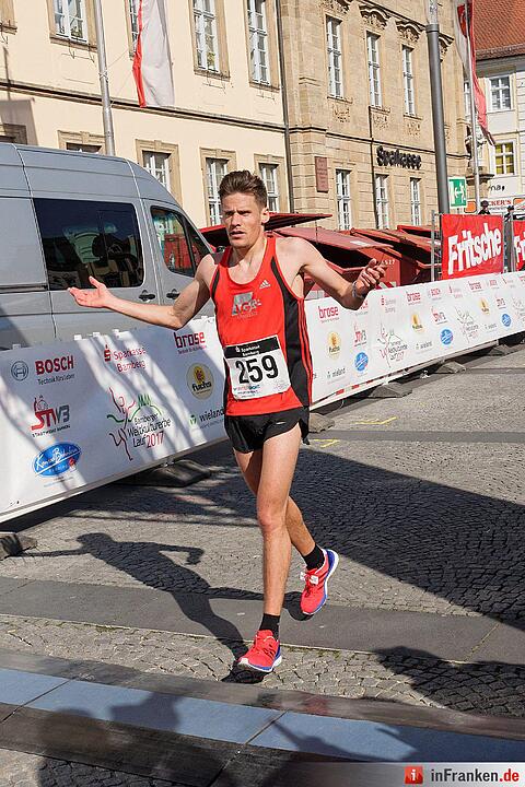 Weltkulturerbelauf in Bamberg: Der Zieleinlauf am Maxplatz