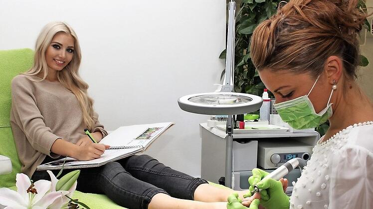 Miss Germany trägt sich ins Gästebuch von Julia Eckermann ein.  Foto: Evi Seeger