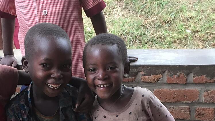 Sie sind schrecklich arm, haben zum Teil nicht einmal Schuhe, aber sie lachen immer.Regina Rinke