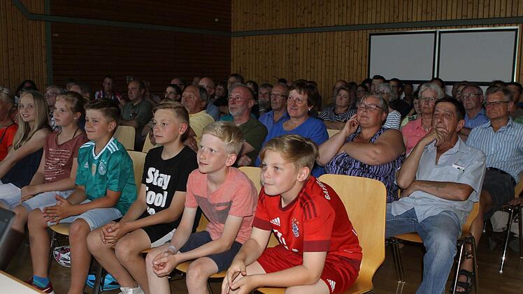 Fast 100  Bürger waren zur Gemeinderatssitzung in die Rodachtalhalle gekommen, um sich über den Ausbau der Gemeindeverbindungsstraße von Seibelsdorf nach Mittelberg zu informieren. Foto: Michael Wunder