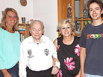 Vaclav Pivonka (2. v. li.) freute sich über die Glückwünsche der Zweiten Bürgermeisterin Sabine Rießner (links) sowie seiner Tochter Dana (2. v. re.) und Enkel Denis (rechts).  Foto: Alfred Thieret