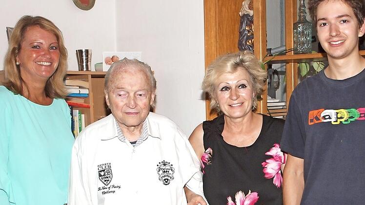 Vaclav Pivonka (2. v. li.) freute sich über die Glückwünsche der Zweiten Bürgermeisterin Sabine Rießner (links) sowie seiner Tochter Dana (2. v. re.) und Enkel Denis (rechts).  Foto: Alfred Thieret