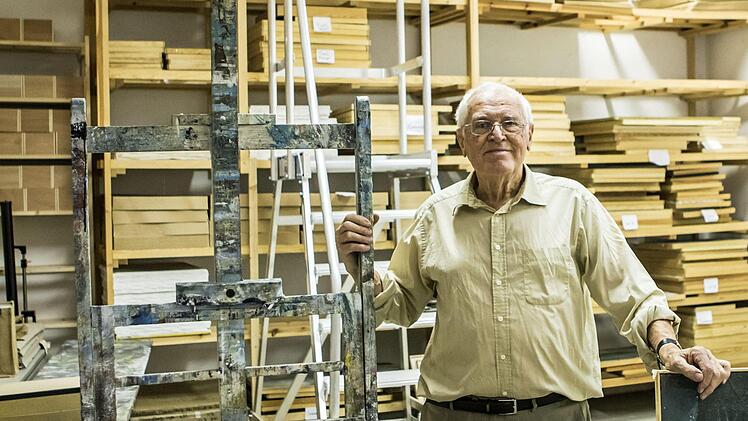 Der Künstler Robert Reiter in seiner Werkstatt in UntersiemauFoto: Jochen Berger