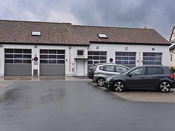 Die Parksituation vor dem FFW-Gerätehaus in Heroldsbach - beim Einsatz können die Fahrzeuge nur mit Mühe herausfahren können, wenn davor geparkt wird.  Foto: Karl Heinz Wirth