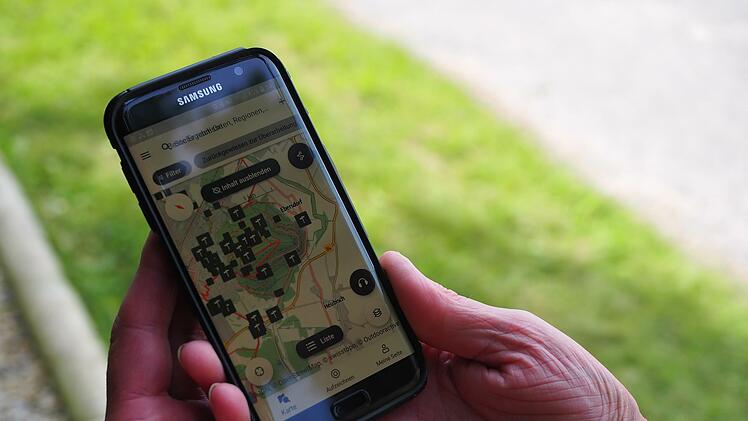 In der App "Outdoor Active" ist jedes Schild entlang der Wanderwege erfasst.