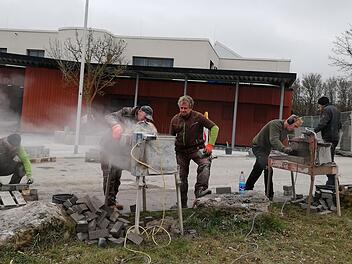 Bei der Gestaltung der Außenanlage an der Mehrzweckhalle hat die Stadt rund 350.000 Euro gespart, weil auf eine Planung durch ein Architekturbüro verzichtet wurde.