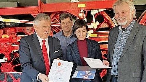 Landrat Klaus Peter Söllner, Jürgen Birk, DDM, Ute Hopperdietzel und Georg Weigl bei der Übergabe der Urkunde.