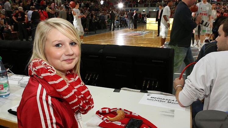 Die "sechste Frau" der Brose Basktes bekam einen Sitzplatz im Pressebereich direkt am Spielfeldrand. Foto: Barbara Herbst