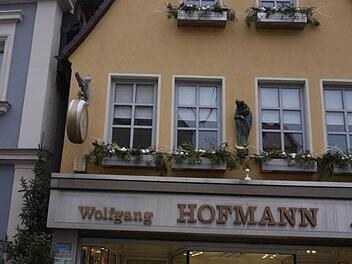 Auch im Winter legt Wolfgang Hofmann wert auf Blumenschmuck. Foto: Lindner