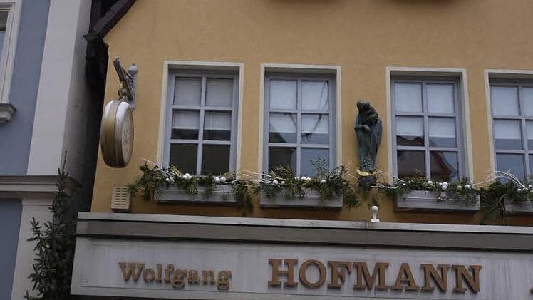 Auch im Winter legt Wolfgang Hofmann wert auf Blumenschmuck. Foto: Lindner