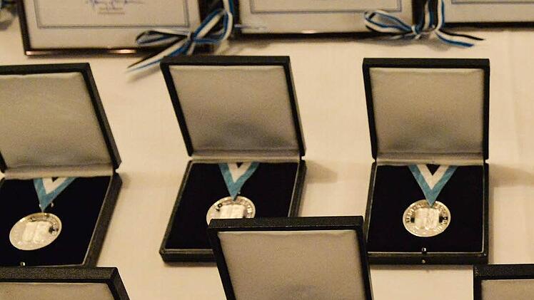 Beim Ehrungsmarathon auf der Plassenburg wurden Goldene, Silberne Bürgermedaillen und Stadtmedaillen ...