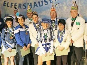 Die Geehrten von Links: Milena Bauer, Corinna Walesch, Franziska Neder, Katharina Jampolski, Jürgen Seit, Frank Geier, vorne von links: Annalena Seit, Elvi Baier, hinten links: Tobias Stich (FEN Unterfranken) zweiter von rechts: Egon Schmid (Präsident FEN Bundesverband Deutschland e.V.)  Foto: Verein