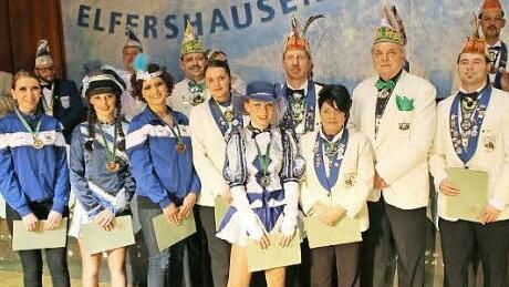 Die Geehrten von Links: Milena Bauer, Corinna Walesch, Franziska Neder, Katharina Jampolski, Jürgen Seit, Frank Geier, vorne von links: Annalena Seit, Elvi Baier, hinten links: Tobias Stich (FEN Unterfranken) zweiter von rechts: Egon Schmid (Präsident FEN Bundesverband Deutschland e.V.)  Foto: Verein