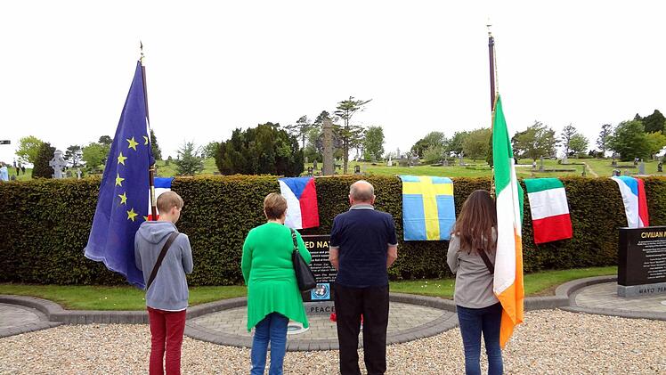 Das irische Ehepaar vor dem Gedenkstein Foto: privat