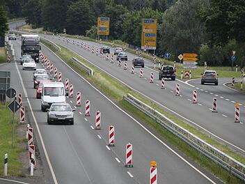 Auf jeder Seite nur eine Fahrspur - so zeigt sich aktuell die Situation au der B289 zwischen Kulmbach und Burghaig. Fehlende Schutzplanken und ein tiefergelegtes Bankett machten bis zum Ende der Baumaßnahme im September eine Tempobegrenzung auf 50 Stundenkilometer notwendig, sagt das Bauamt- Foto: Andreas Schmitt