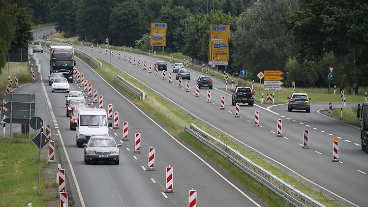 Auf jeder Seite nur eine Fahrspur - so zeigt sich aktuell die Situation au der B289 zwischen Kulmbach und Burghaig. Fehlende Schutzplanken und ein tiefergelegtes Bankett machten bis zum Ende der Baumaßnahme im September eine Tempobegrenzung auf 50 Stundenkilometer notwendig, sagt das Bauamt- Foto: Andreas Schmitt